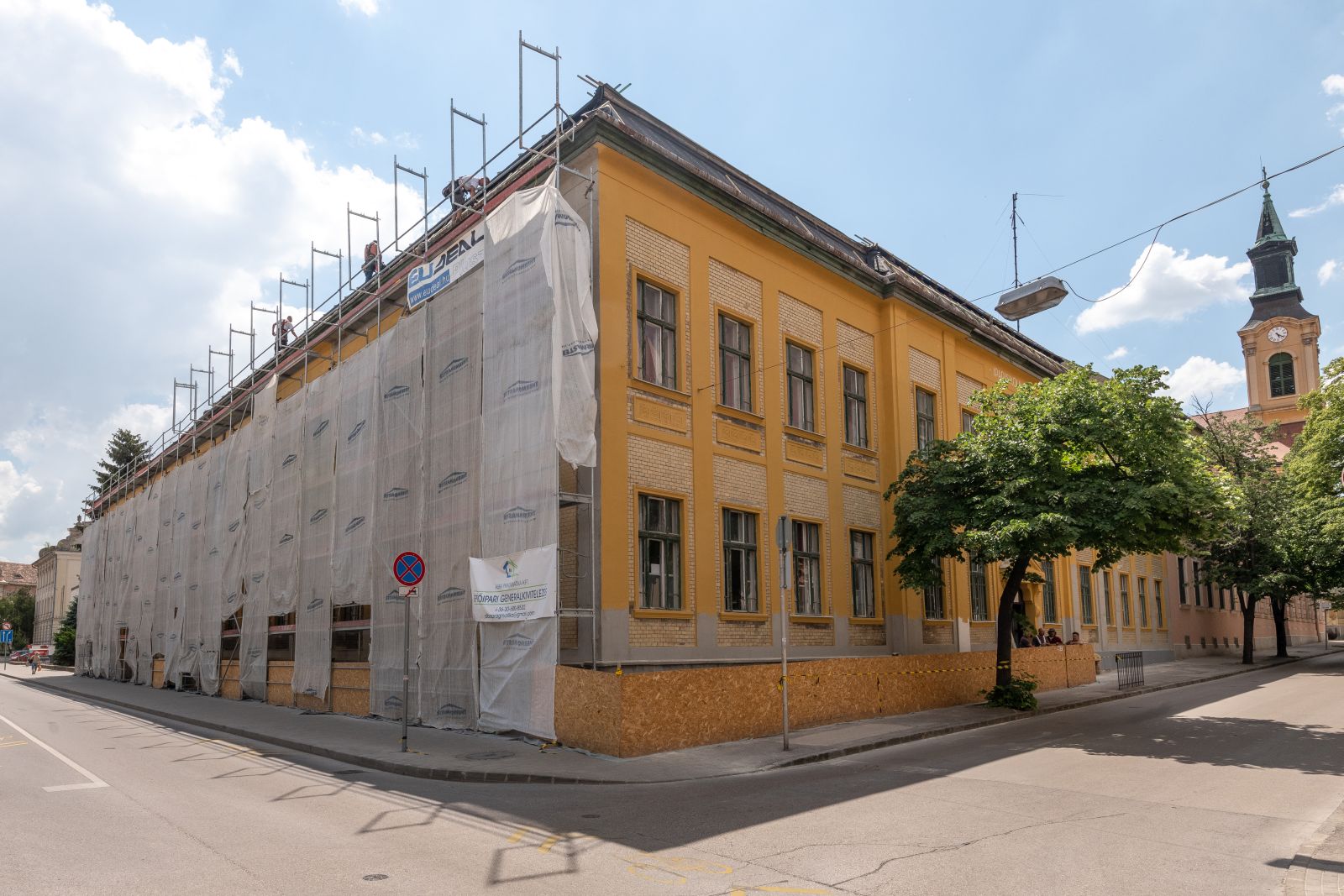 A tanév végéig elkészül a homlokzat és tetőfelújítás a Hunyadiban