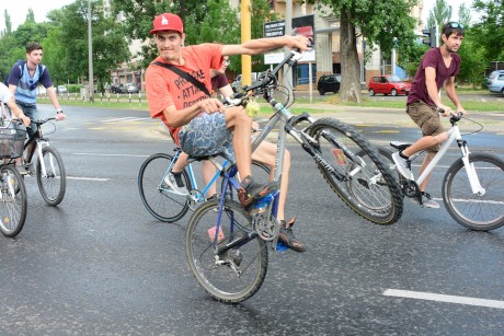 Több százan kerekezték körbe a várost a 22. Critical Masson
