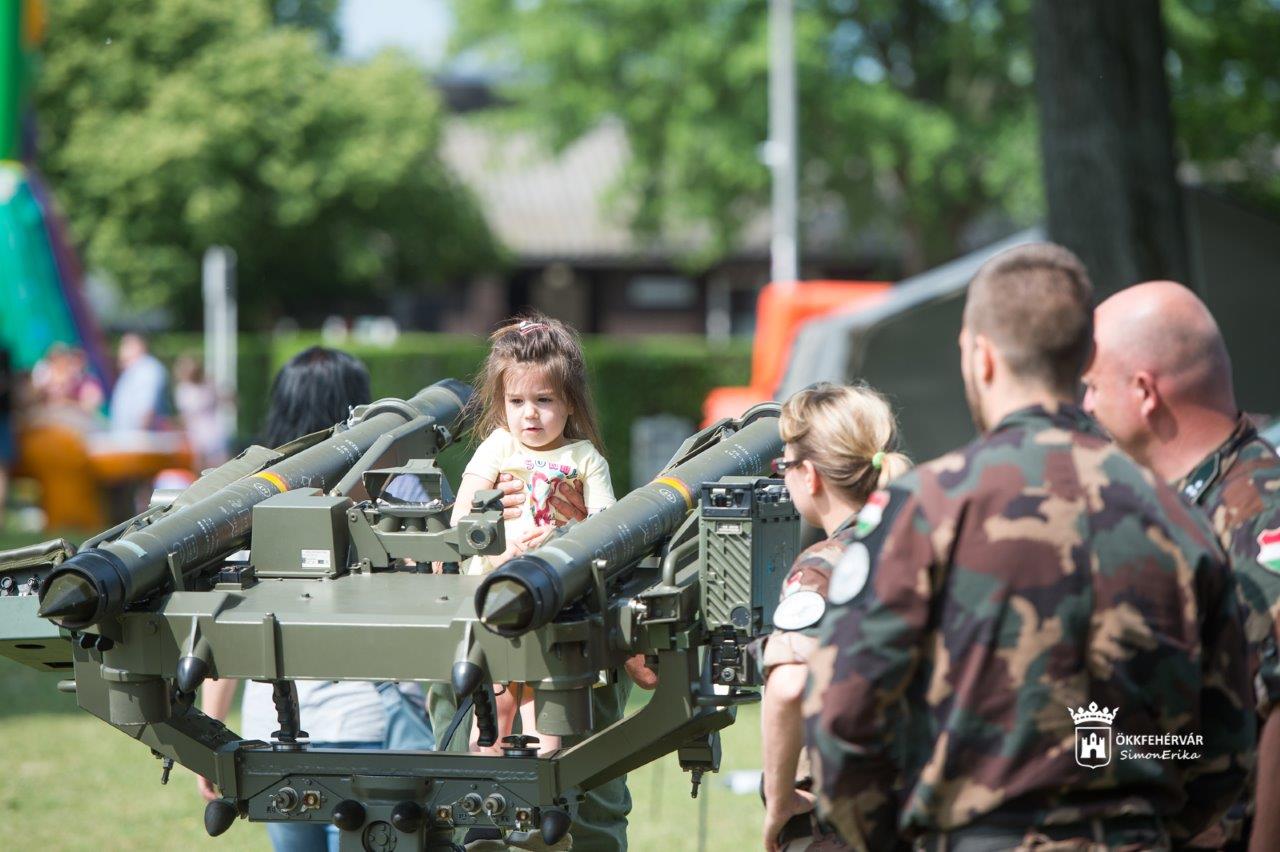 Családi és sportnappal ünnepelték Fehérvár katonáit a Bregyó-közben