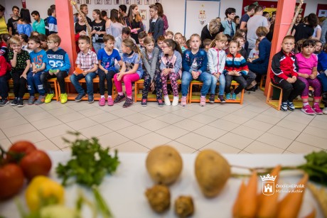 Zöldség és gyümölcsvarázs az István Király Általános Iskolában