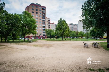 Szökőkút, több fa és nagy virágágyások is lesznek az új Jávor Ottó téri parkban