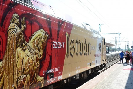 Fehérvári mozdony húzza a Boldogasszony zarándokvonatot Csíksomlyóra