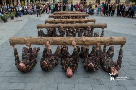 Sportbemutatóval és gálaesttel ünnepelte katonáit Fehérvár