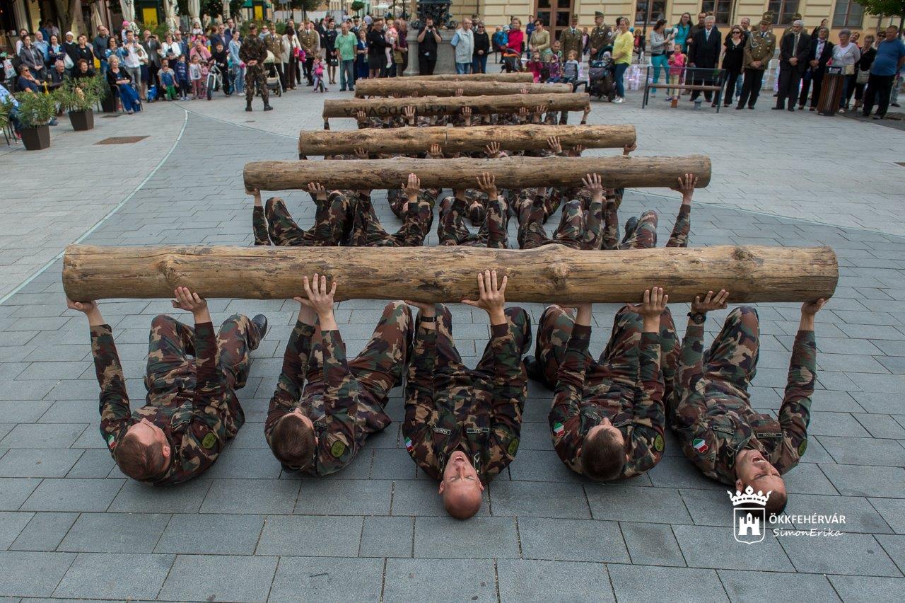 Sportbemutatóval és gálaesttel ünnepelte katonáit Fehérvár