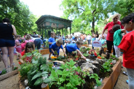 Két hétig láthatók a Zenepavilon körül az ovisok mesés kiskertjei