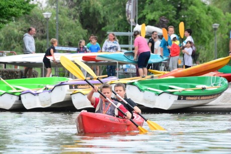 Pezsgő vízi sportélet a Csónakázó-tavon - kenuk és két rájder is érkezett a tóra