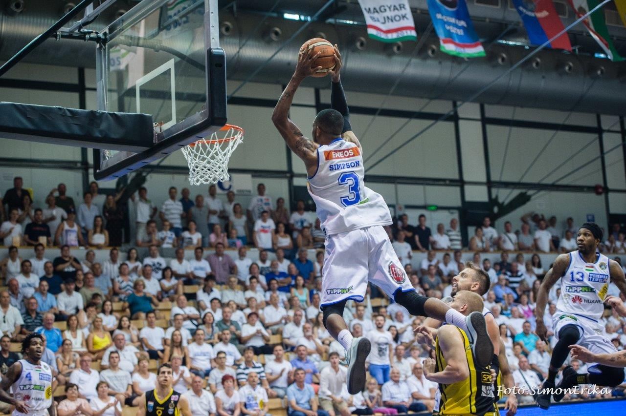 A vasi szurkolók provokáltak, az Alba Fehérvár győzött