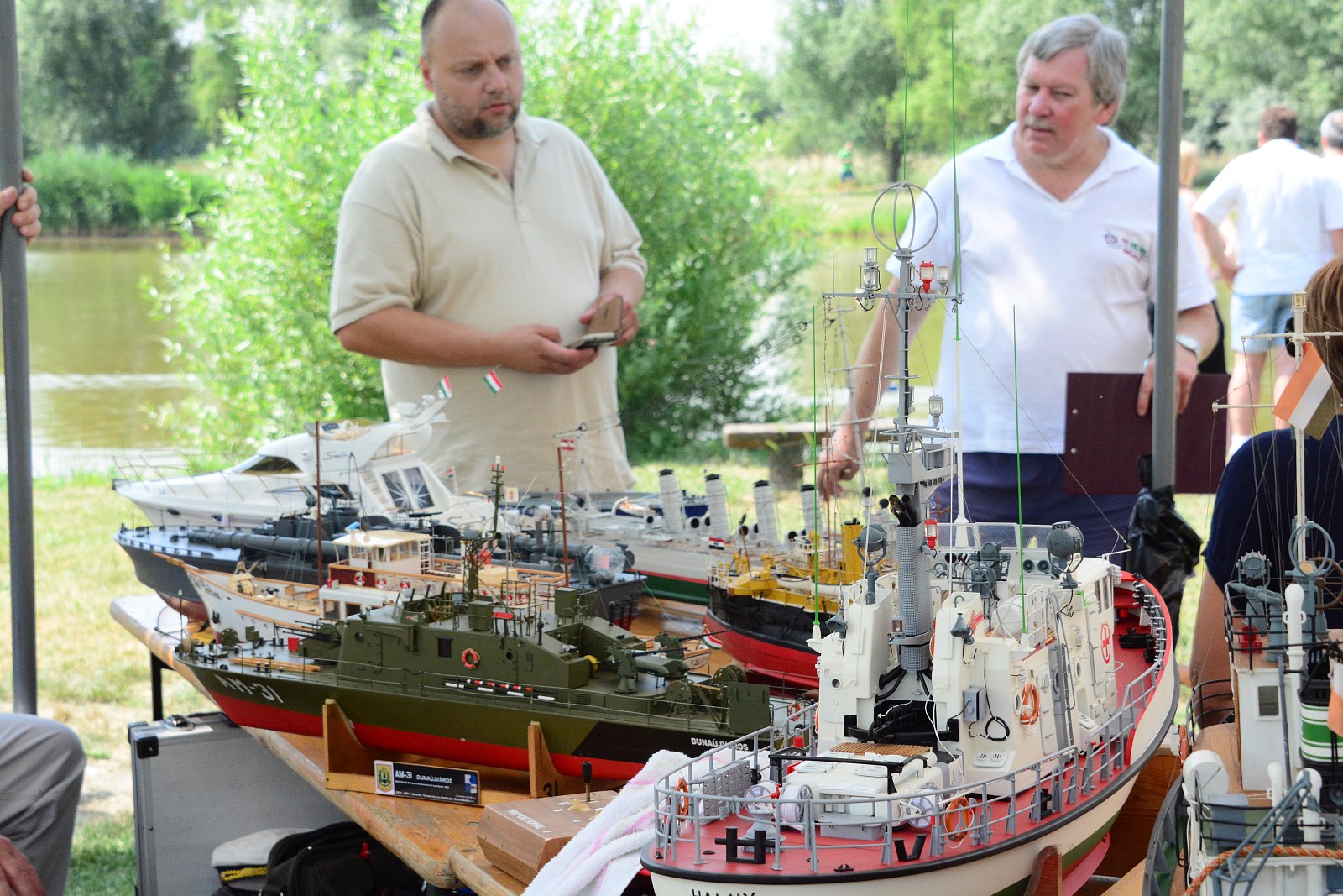 Élethű hajómodellek versenyeztek a Palotavárosi tavon a Vreba László Emlékversenyen