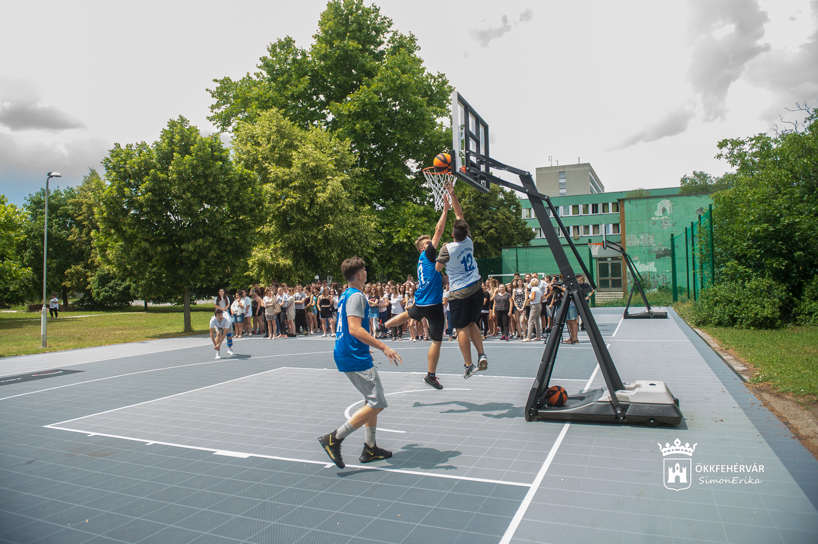 B33-as kosárlabdapályákat adtak át Székesfehérváron a Deák udvarán