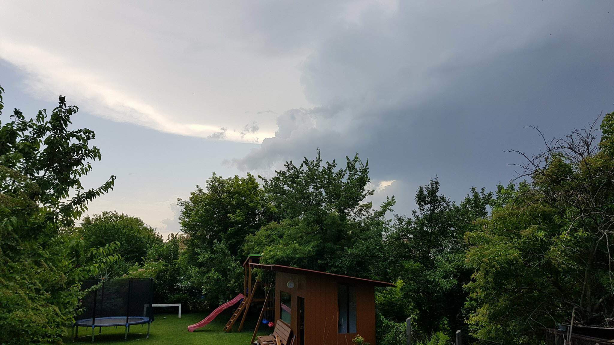 Heves zivatar miatt riaszt a meteorológiai szolgálat Fejér megyére is