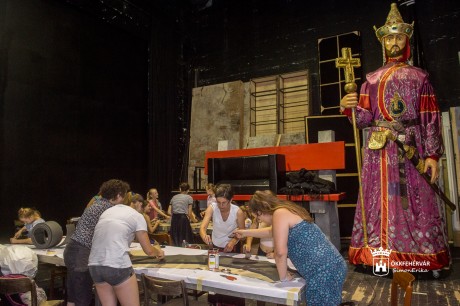 II. András és Szent Erzsébet - fehérvári fiatalok segítik elkészíteni az új óriásbábokat