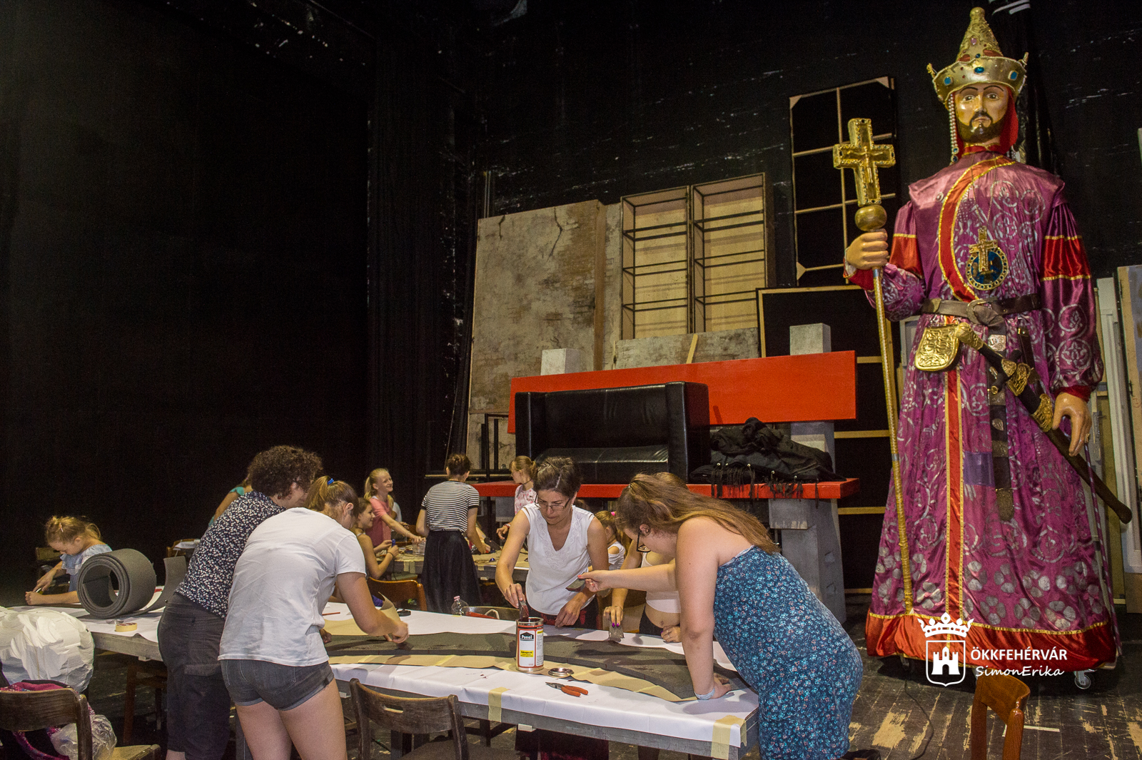 II. András és Szent Erzsébet - fehérvári fiatalok segítik elkészíteni az új óriásbábokat