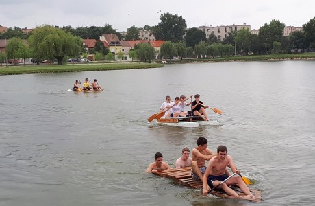 Tutajverseny a Tópartiban - idén már 24 alkalommal szálltak vízre a diákok