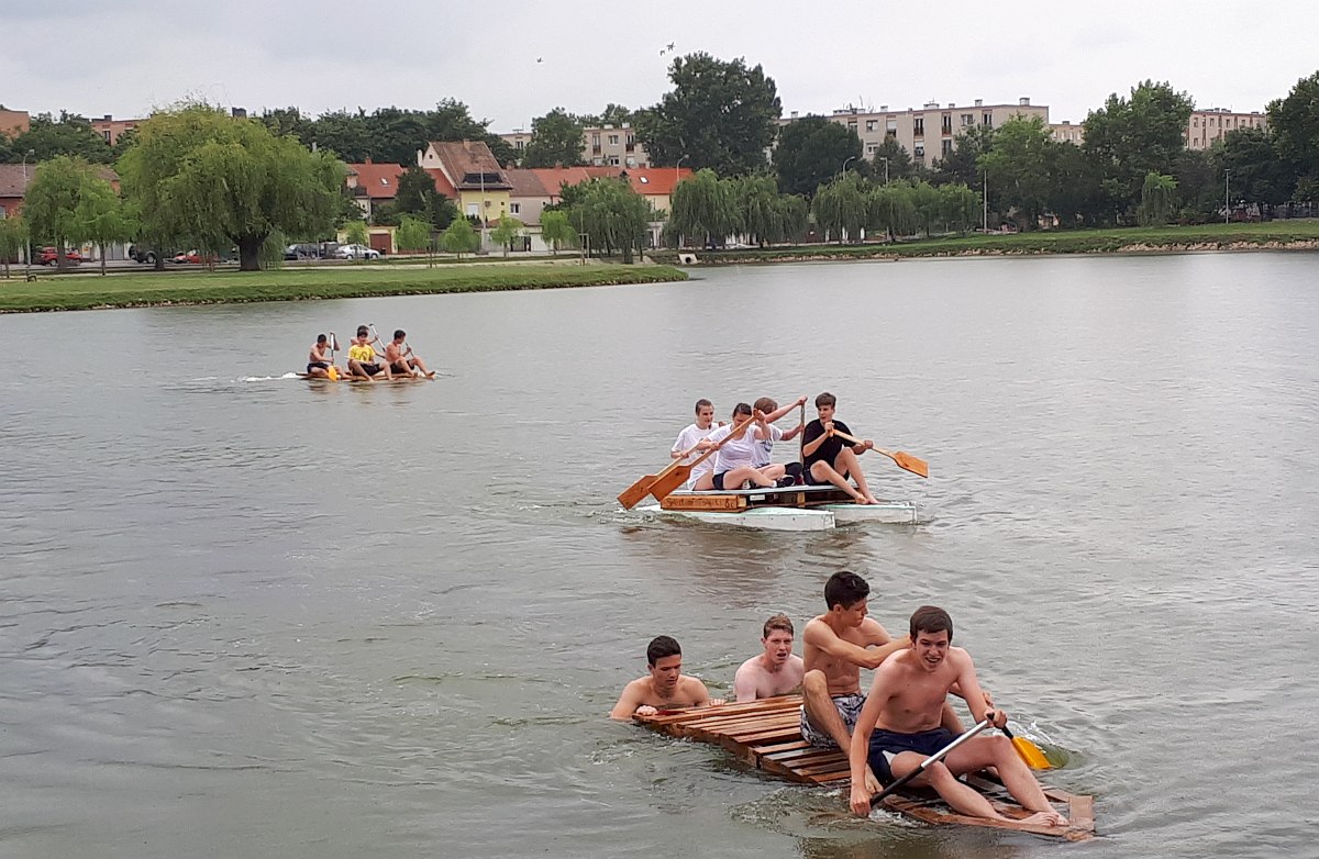 Tutajverseny a Tópartiban - idén már 24 alkalommal szálltak vízre a diákok