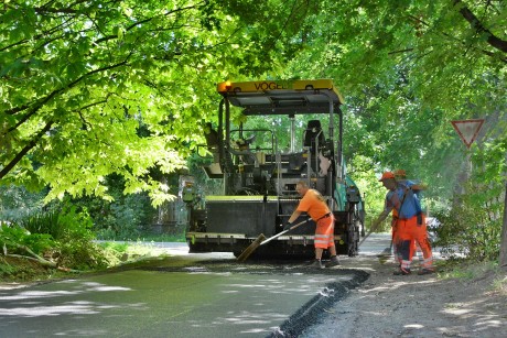 Felújítás a Géza utcában - a héten szeretnék befejezni az aszfaltozást