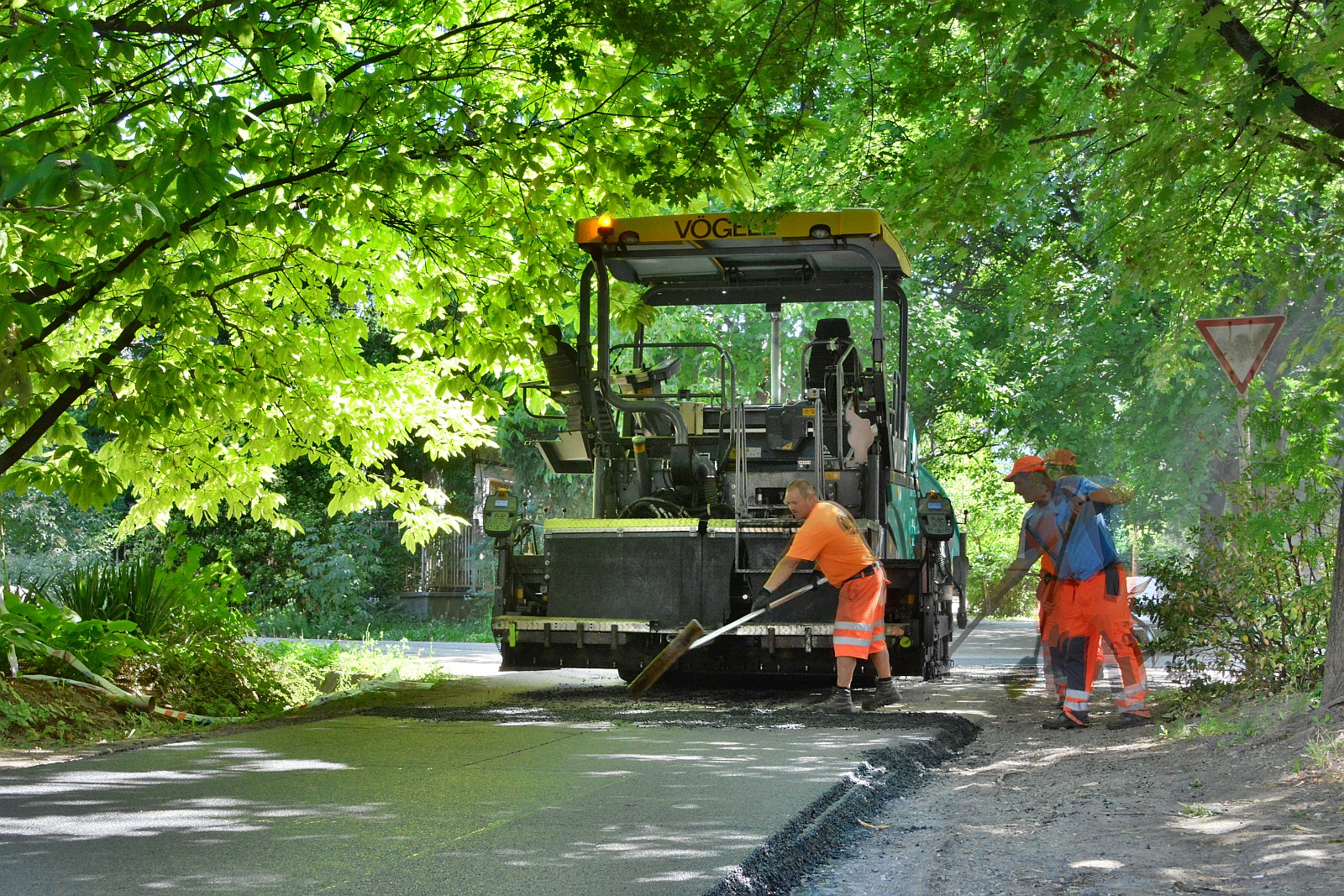 Felújítás a Géza utcában - a héten szeretnék befejezni az aszfaltozást