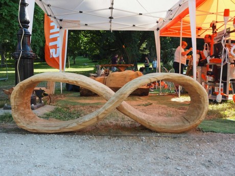 Különleges fapad díszíti a Károlyi-kastély kertjét