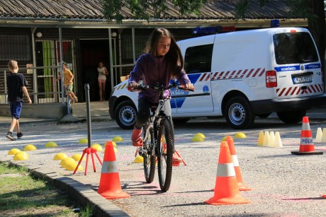 Balesetmegelőzés gyerekeknek - fehérvári táborokban segítettek a rendőrök