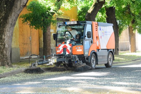 Új utcaseprő autó állt munkába Székesfehérváron