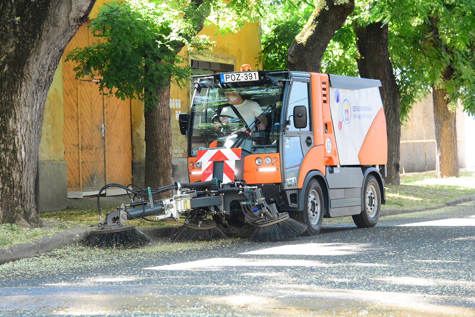 Új utcaseprő autó állt munkába Székesfehérváron