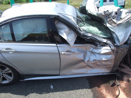 Átrepült a szalagkorláton egy autó Székesfehérvár mellett az elkerülőn