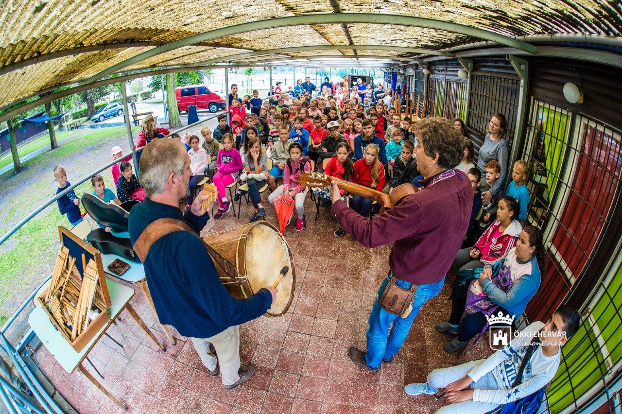 Vegyivédelmi bemutató és Los Andinos koncert a Napraforgó Napközis Táborban