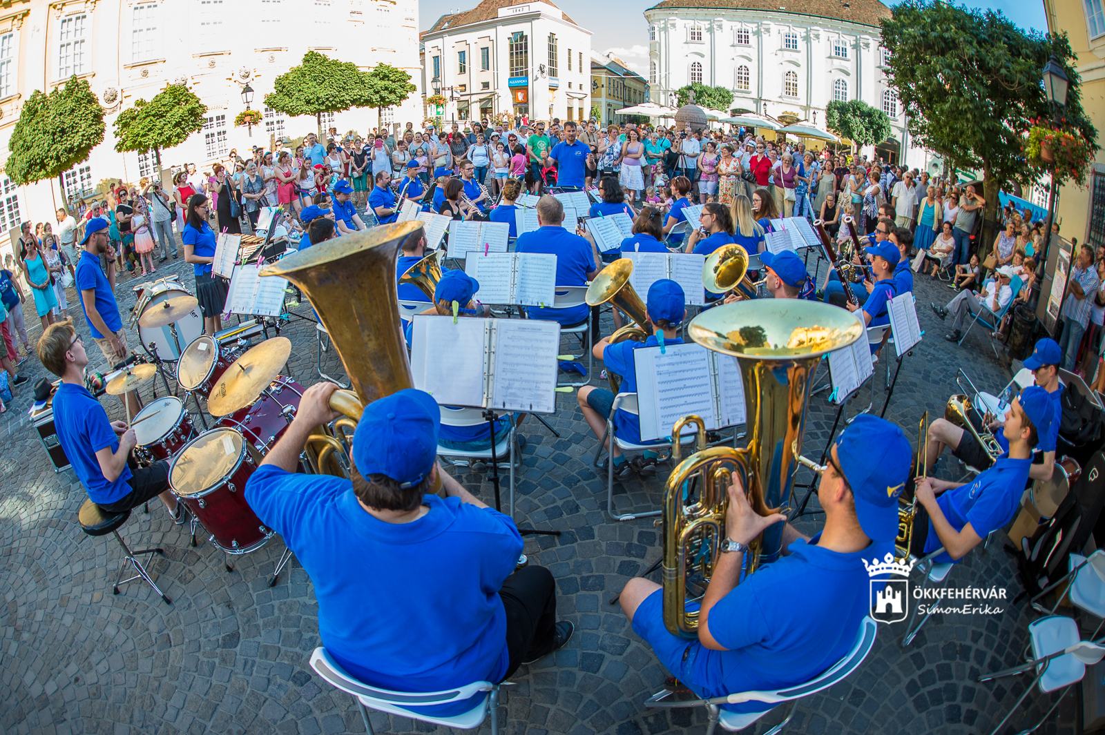 Sok százan hallgatták a Fehérvári Fúvószenekari Fesztivál vérpezsdítő dallamait a Belvárosban