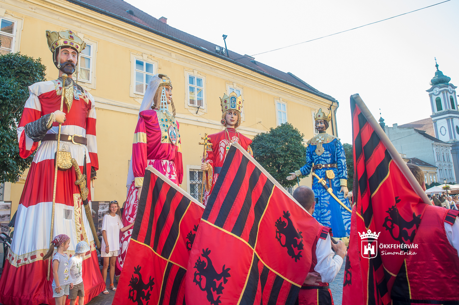 Négy hét múlva Királyi Napok - most szombaton is felvonultak az órásbábok Fehérváron