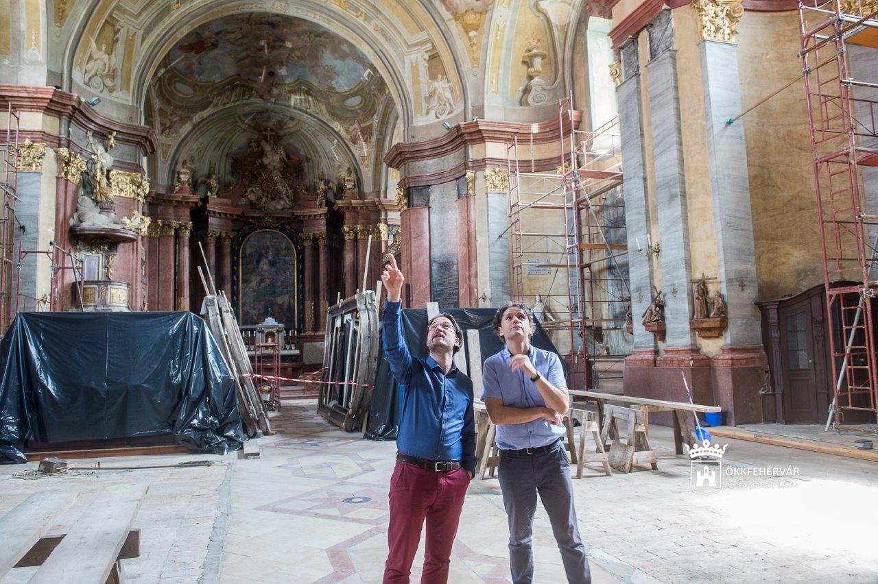Kezdődik a belső felújítás - a Csók István Képtárban láthatjuk a székesegyház műtárgyait