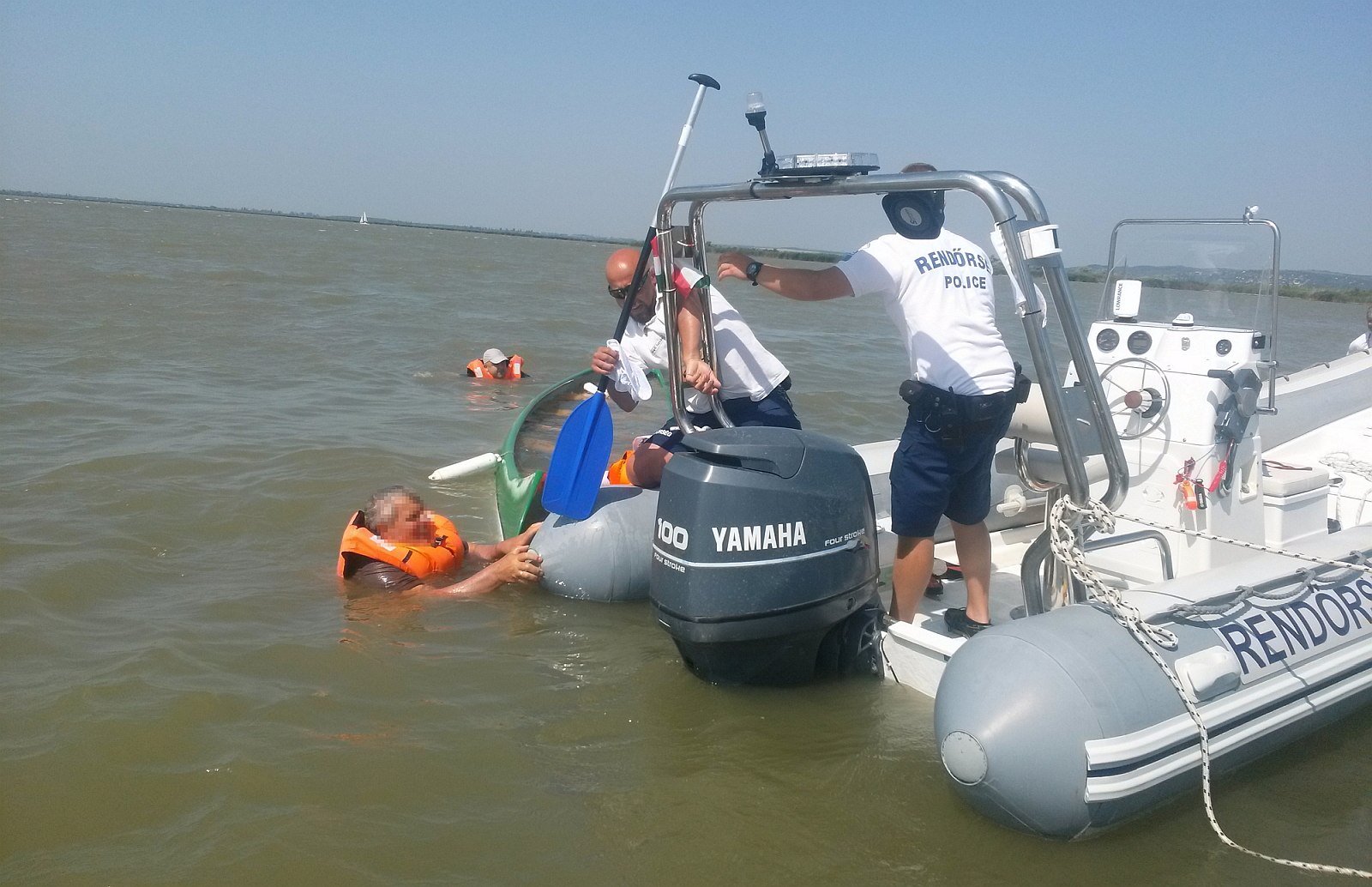 Öt embert mentettek ki a Velencei-tóból a vízi rendőrök