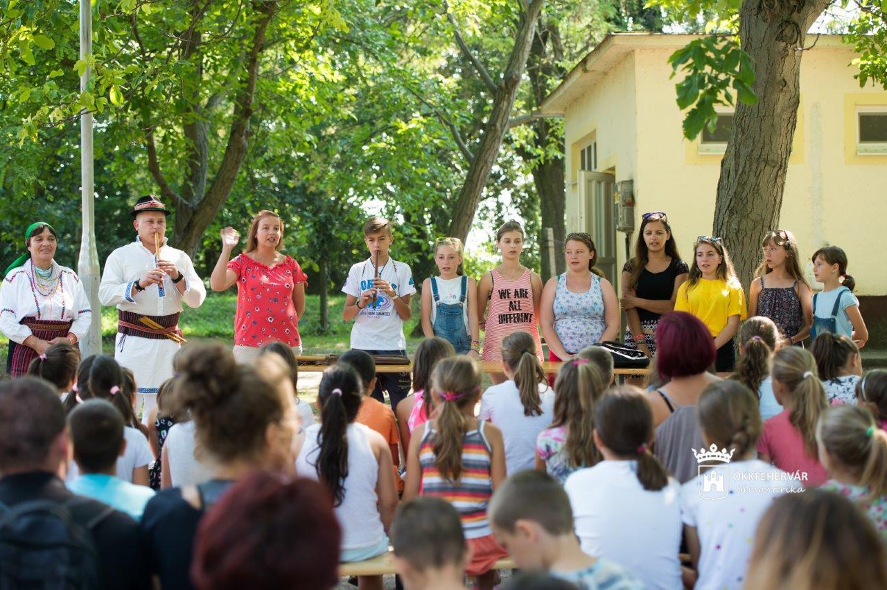 Pusztináról és Lészpedről érkeztek csángó vendégek a Városi Napközis Táborba
