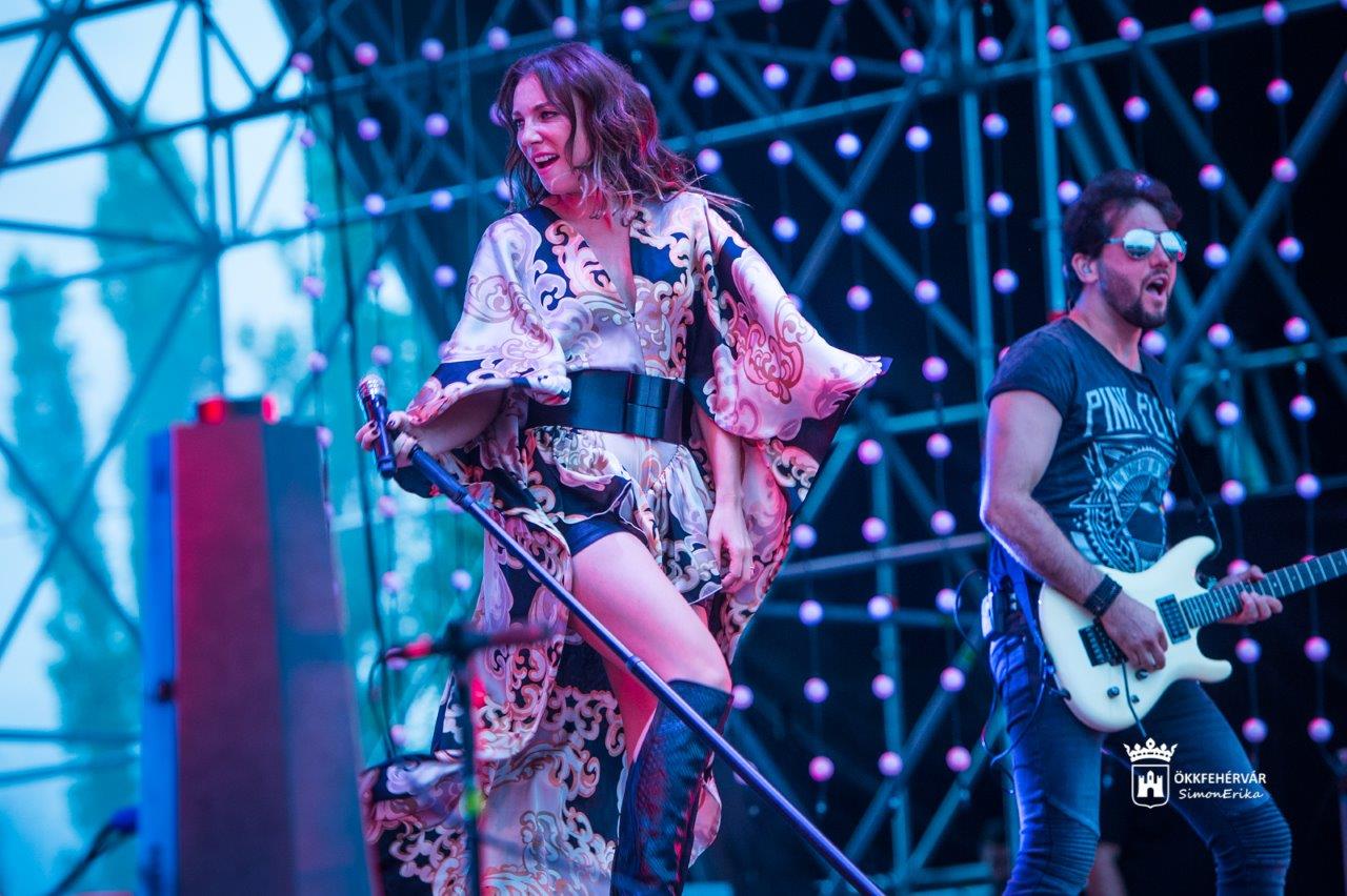 Harmadik napja zakatol a FEZEN - fellépett Ruzsa Magdi, Ákos és a Csík zenekar is