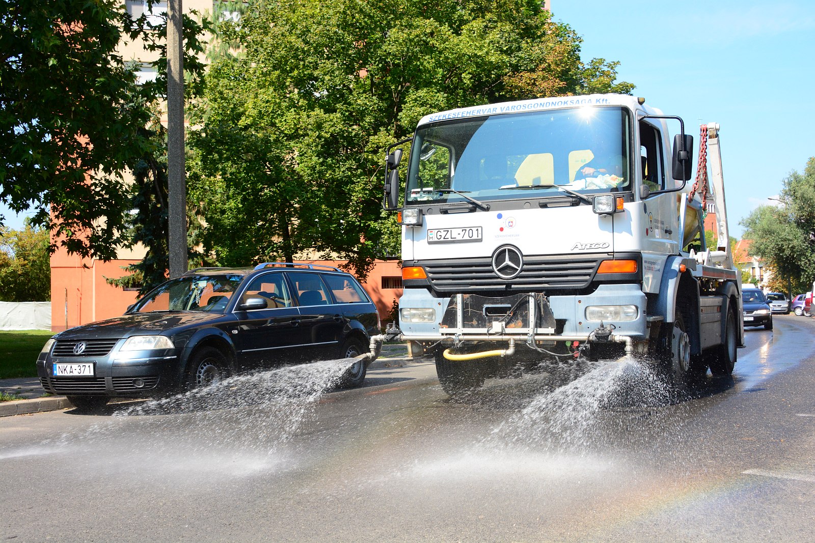 Este nyolcig tart nyitva a strand és locsolják az utcákat is Fehérváron