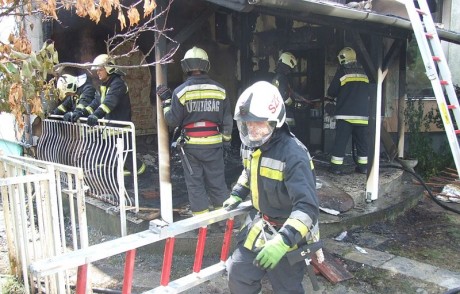 Felújítás alatt álló ház gyulladt ki az Akácfa utcában