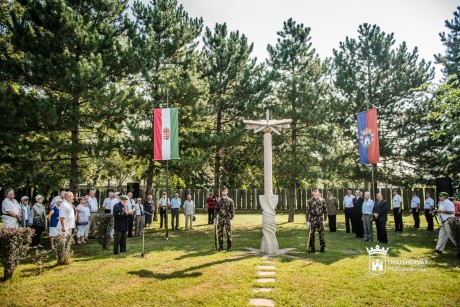 Veteránok tisztelegtek a Repülős és Ejtőernyős Emlékműnél