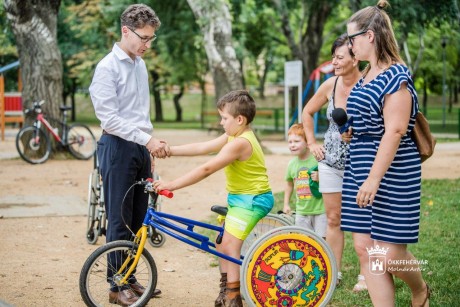 Ricsi és a Kék villám - futóbringát kapott a mozgássérült kisfiú