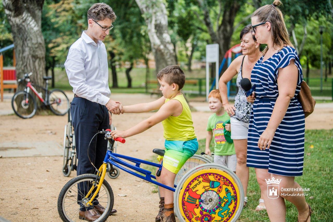 Ricsi és a Kék villám - futóbringát kapott a mozgássérült kisfiú