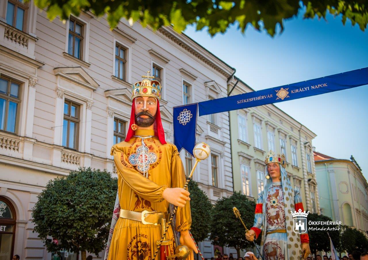 Egy héttel a Királyi Napok előtt is sokan voltak kíváncsiak az óriásbábokra