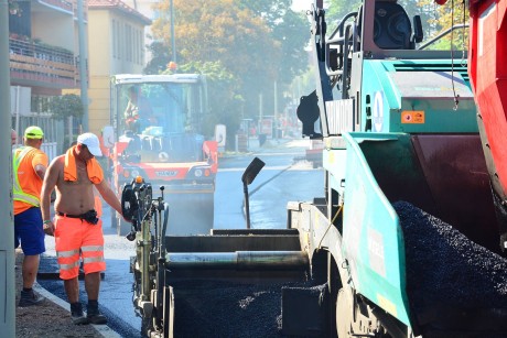 Kora reggel kezdték és kedd estére befejezik az aszfaltozást a Széchenyi úton