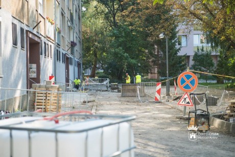 Elkezdődött a Deák Ferenc utca belső útjainak, járdáinak és parkolóinak felújtása