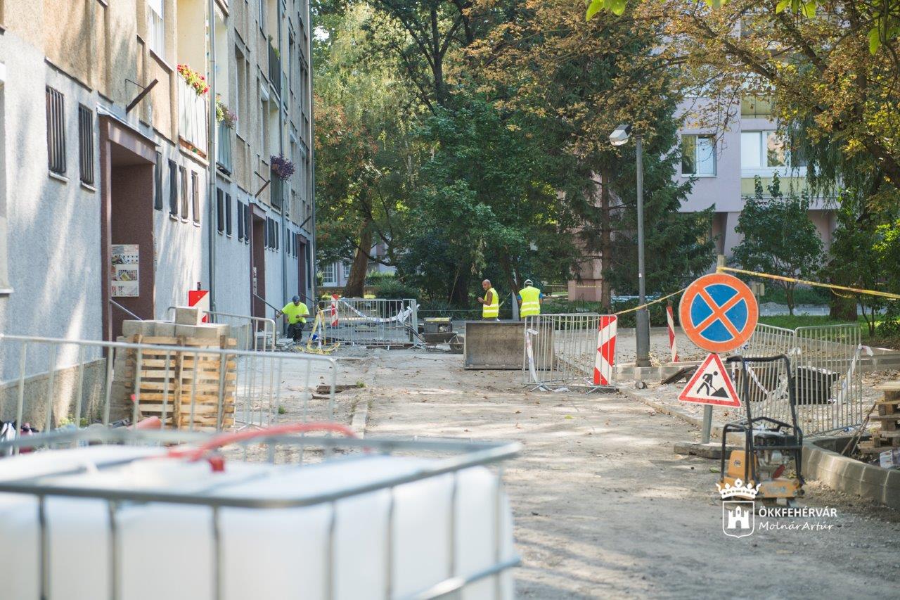 Elkezdődött a Deák Ferenc utca belső útjainak, járdáinak és parkolóinak felújtása