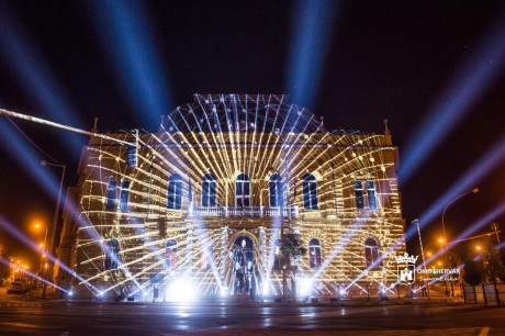 Vasárnap este még látható - elképesztő épületvetítés a Bíróság homlokzatán