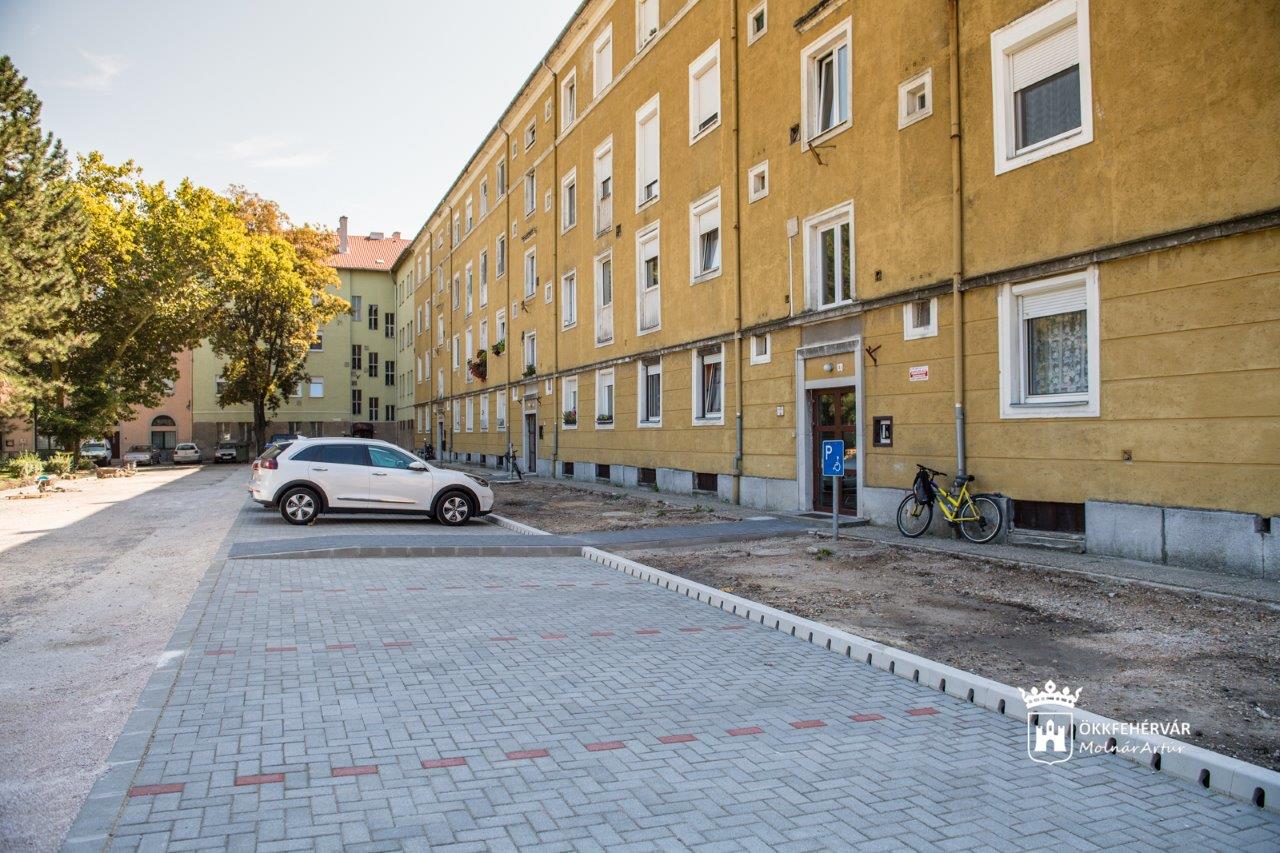 Szeptember elejére készül el a III. Béla király téren az útfelújítás