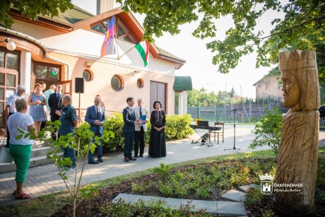 Királyszobor - felavatták Horváth János egész alakos alkotását Kisfaludon