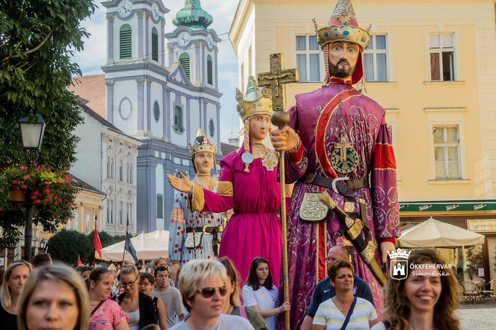 Középkori felvonulás vezeti fel a koronázási szertartásjátékot