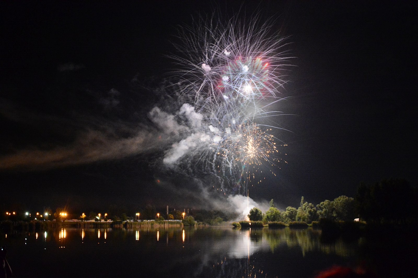 Idén is sokan voltunk az ünnepi tűzijátékon a Palotavárosi tavaknál