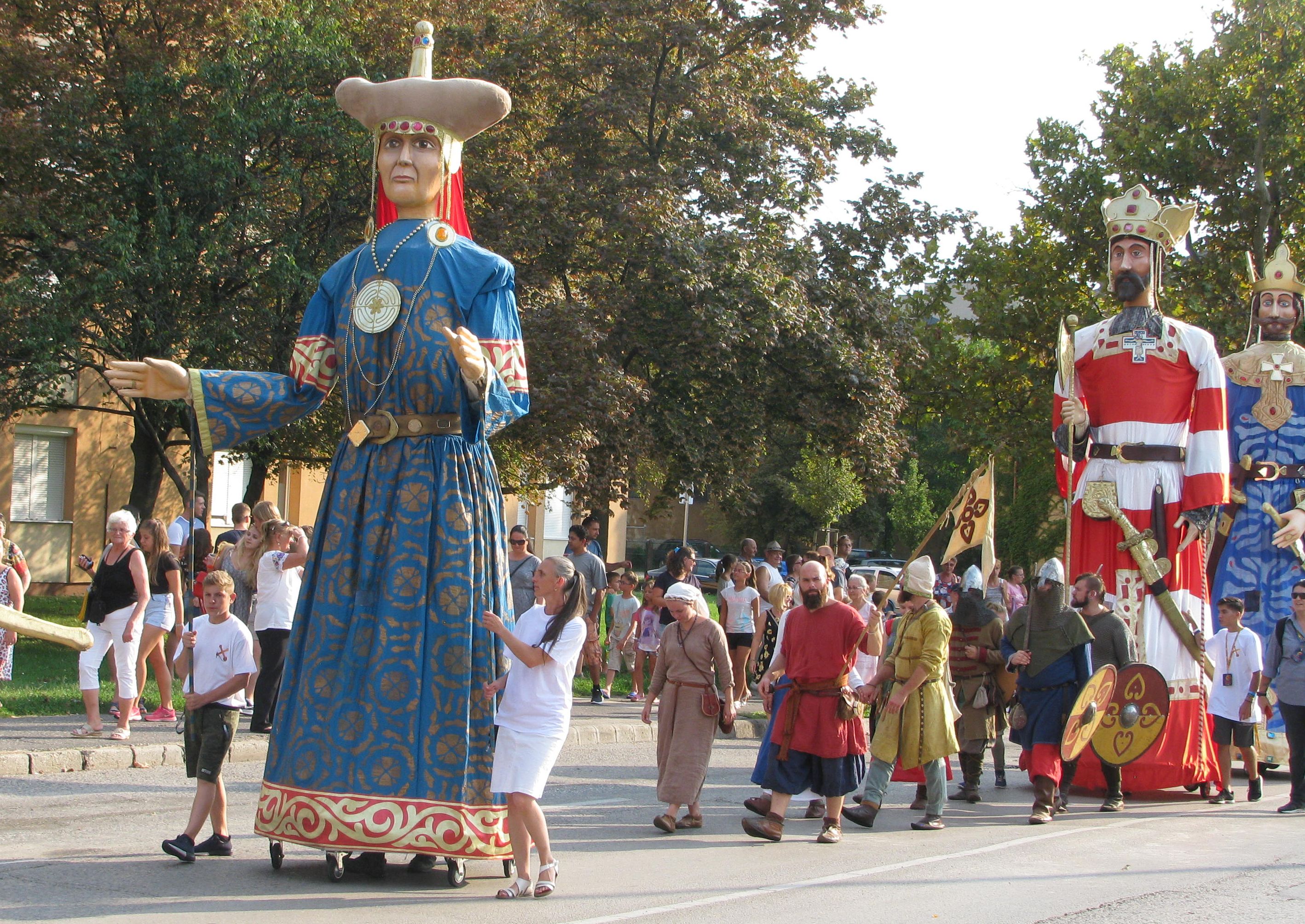 A Vigyázó kéz Egyesület  gyerekei mozgatták az óriásbáb karjait a Királyok menetében