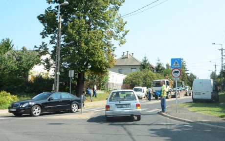 Csőtörés miatt sávlezárás a Fiskális Pozsonyi körforgalomban