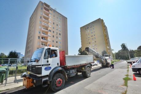 Elkezdődött a parkolófelújítás a Budai út 92-100. között