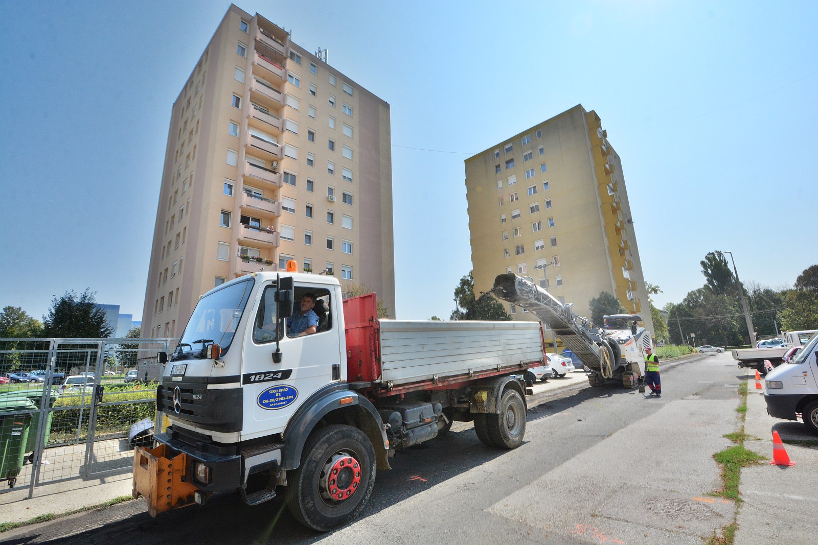 Elkezdődött a parkolófelújítás a Budai út 92-100. között